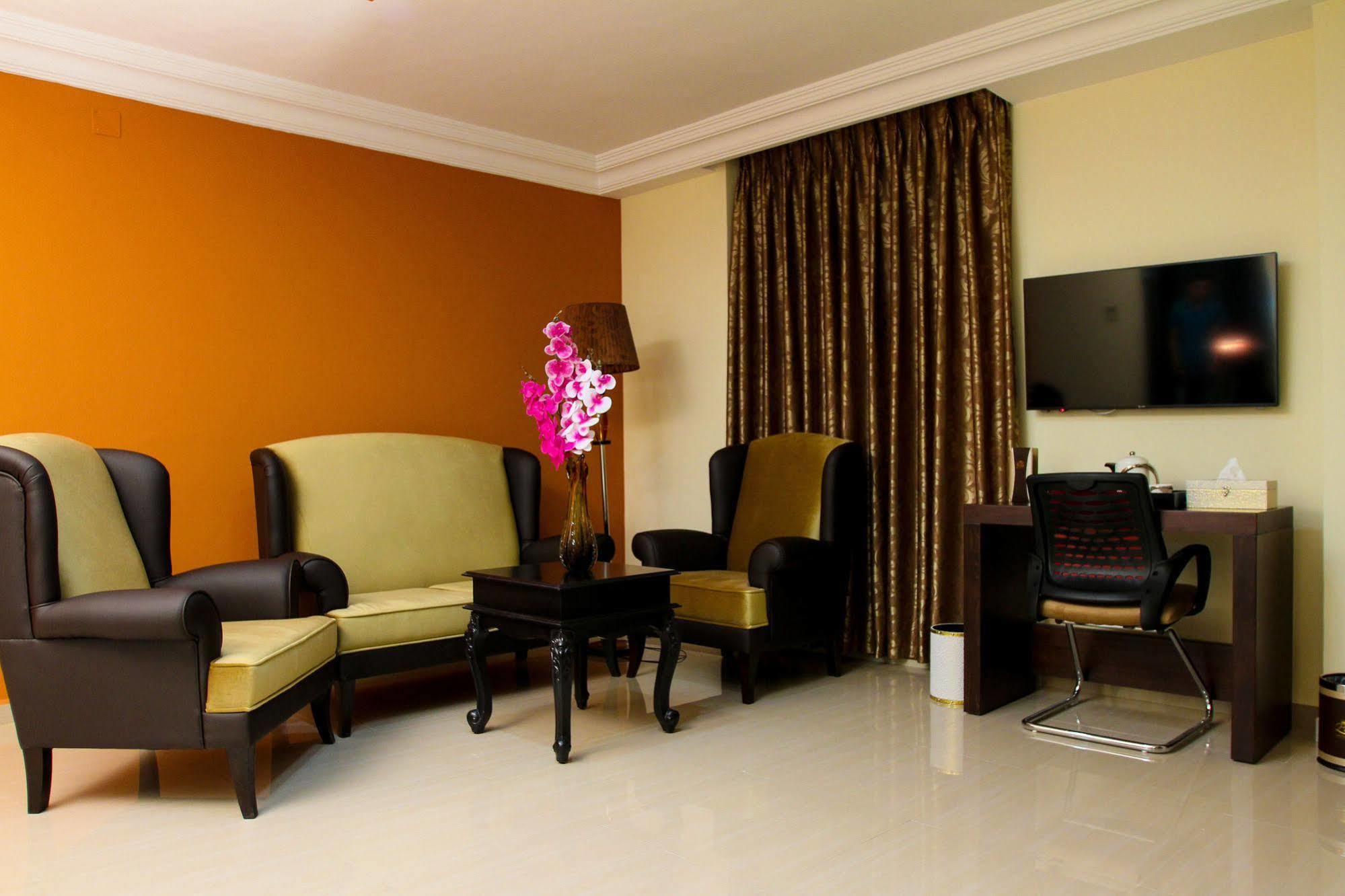 Queen Plaza Hotel Hebron Buitenkant foto