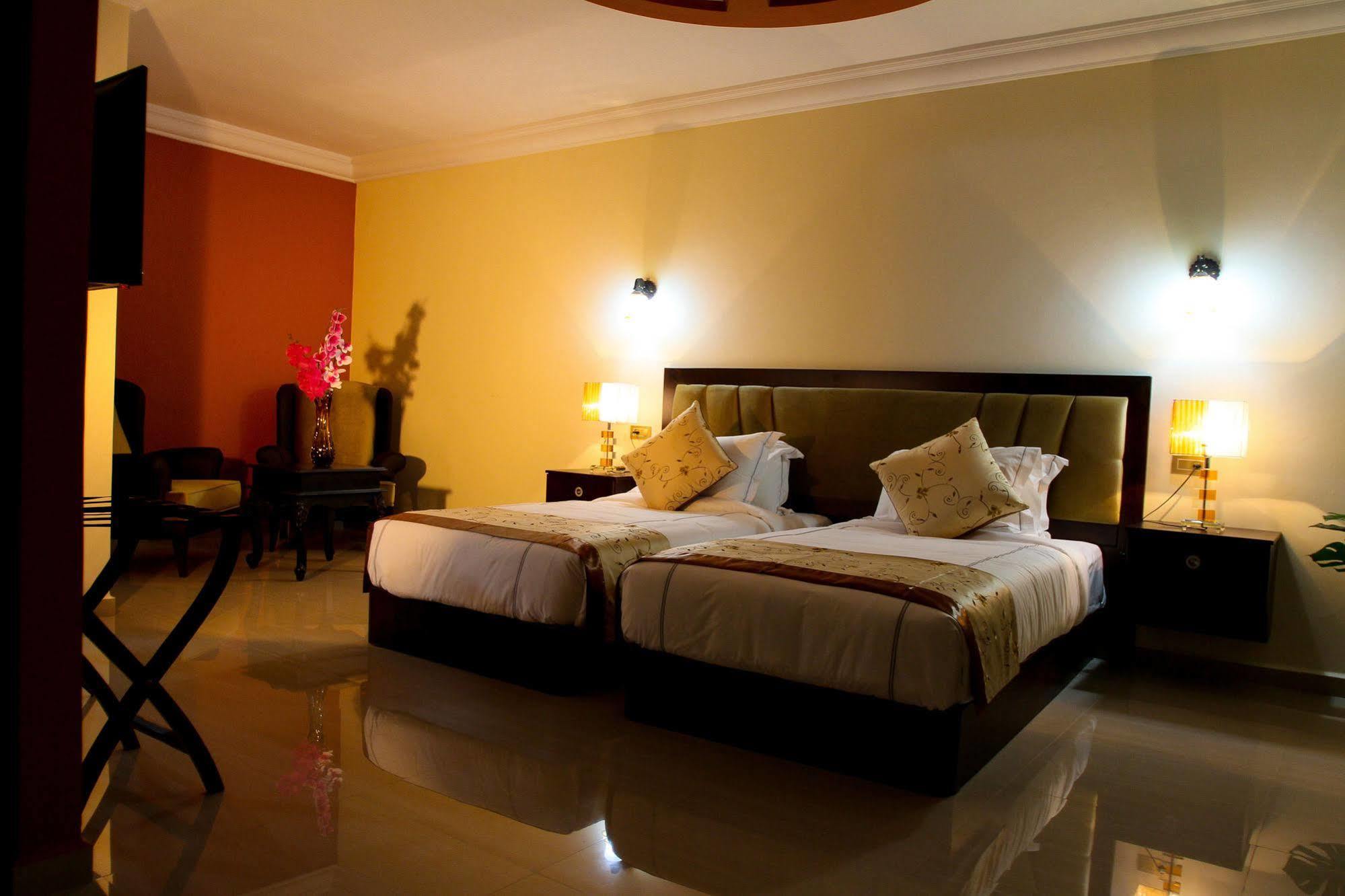 Queen Plaza Hotel Hebron Buitenkant foto