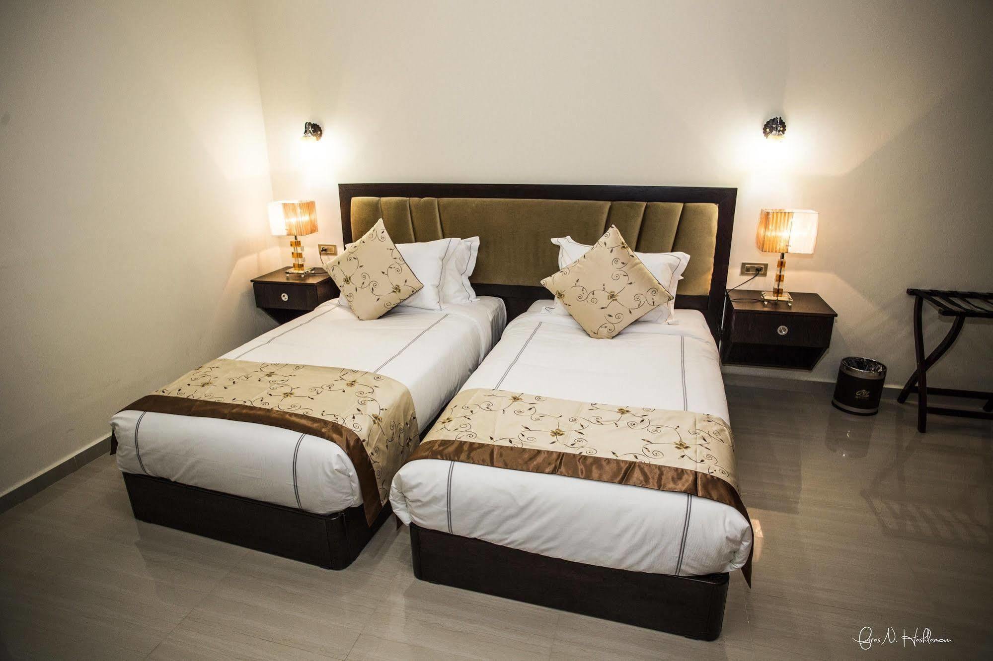 Queen Plaza Hotel Hebron Buitenkant foto