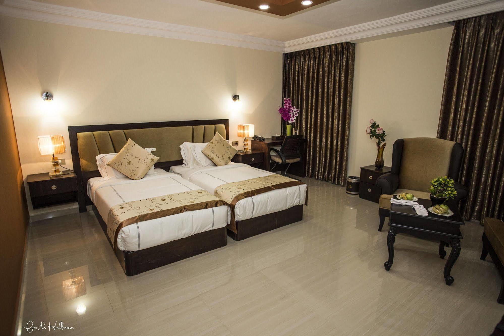 Queen Plaza Hotel Hebron Buitenkant foto